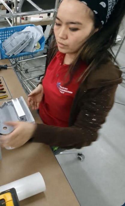 Düzenlenen montaj iş istasyonunda çalışan operatör