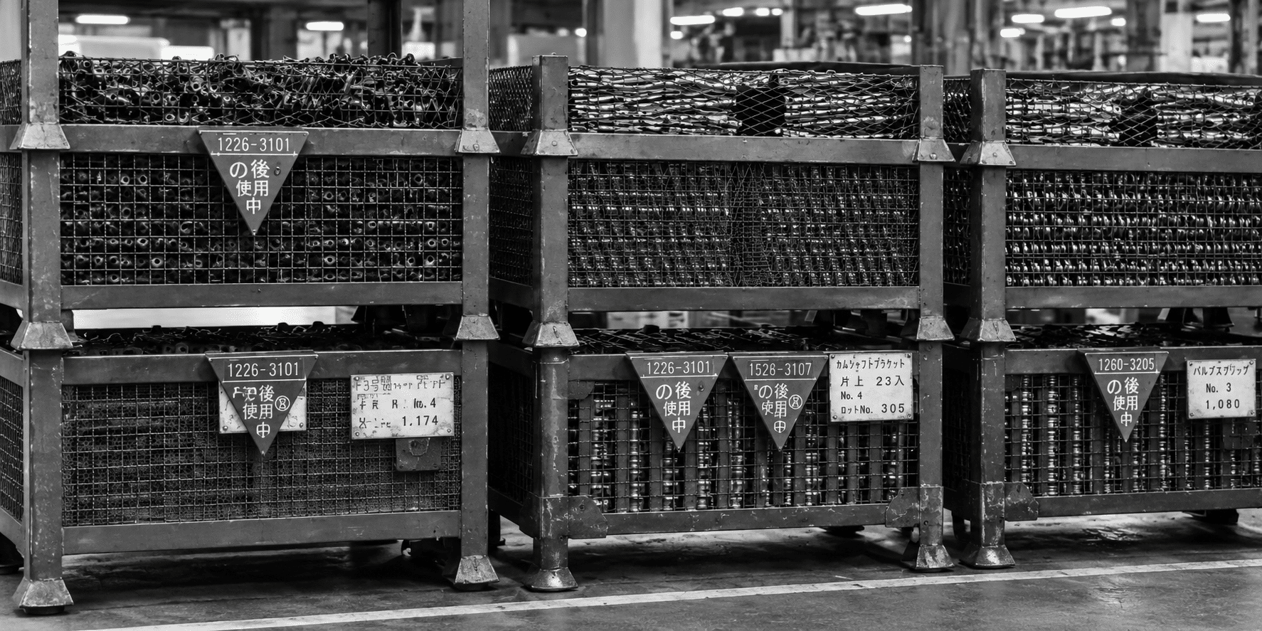 Metal parça kasaları üzerinde üçgen sinyal Kanban kartları — orijinal görselden esinlenen temsili çalışma